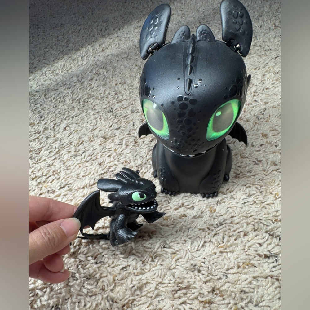 Toothless Dragon Figure with Motion and sounds. +1 extra